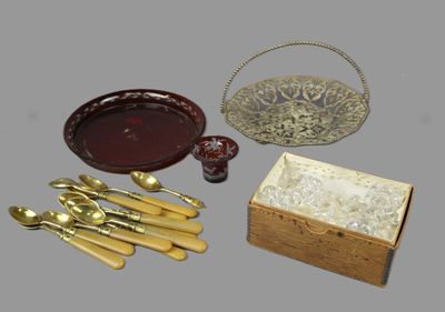 une boîte en bois contenant de l'argenterie et un panier contenant des cuillères et des cuillères