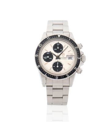 un gros plan d'une montre sur une surface blanche avec un fond blanc