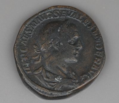 gros plan d'une pièce de monnaie sur une table à fond blanc