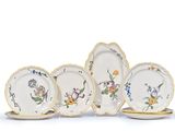 un ensemble d'assiettes ornées de fleurs sur un fond blanc