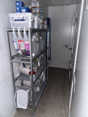 une étagère métallique dans le couloir d'une maison