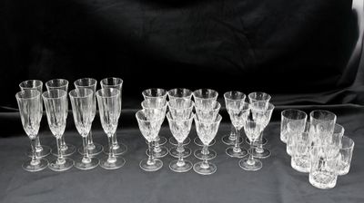 CRISTAL - Important service en cristal comprenant : Huit flû…