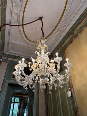 un lustre suspendu au plafond d'une pièce
