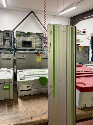 un homme debout dans une pièce où se trouvent de nombreuses machines