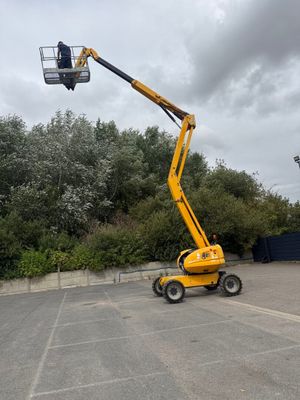 un homme qui se trouve dans un ascenseur jaune sur le parking