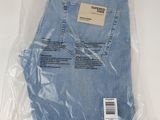 un gros plan sur un jean bleu dans un sac en plastique