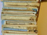 une pile de vieilles enveloppes posée sur une table