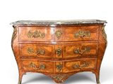 une image d'une commode avec un plateau en marbre