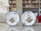 deux assiettes ornées d'oiseaux, posées sur une table