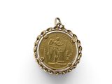 un pendentif en forme de pièce d'or représentant un homme à cheval