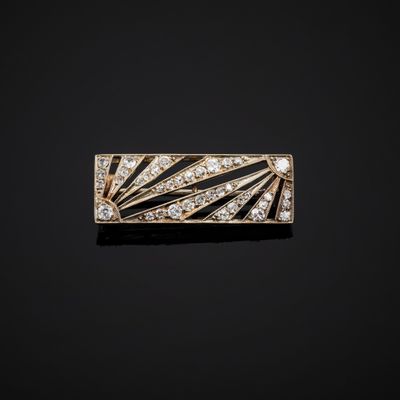 Broche plaque en or gris 750°°° à décor rayonnant et ajouré,…