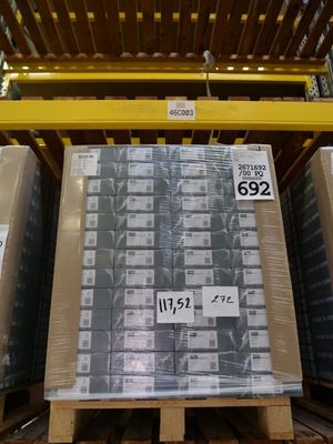 une palette chargée de nombreux cartons dans un entrepôt