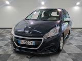 la voiture noire est garée dans le garage sur le sol en damier