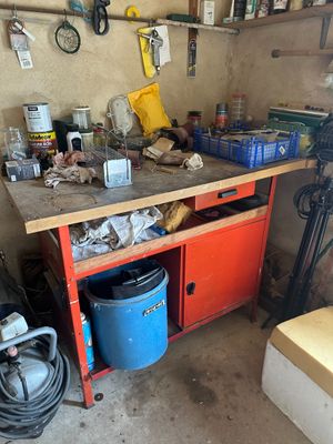 une image d'un établi dans un garage