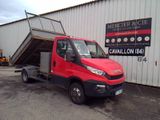 un camion rouge garé devant un bâtiment