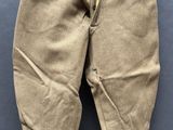 un gros plan sur un pantalon muni de fermetures éclair