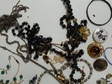 de nombreux types de bijoux sur la table