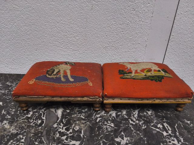 Lot de petits repose-pieds recouverts d’une tapisserie au point r...