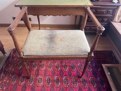 une petite table avec une chaise et un tapis posé à même le sol
