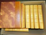 une boîte de livres posée sur une table
