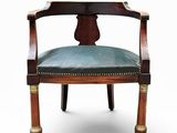 une image représentant une chaise en bois avec une assise en cuir bleu