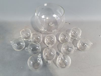 un grand nombre de verres à vin vides posés sur une table