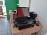 un ordinateur de bureau posé sur un pupitre en bois