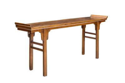 une table en bois surmontée d'une longue étagère