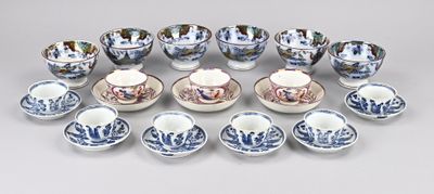 un grand nombre de tasses et de soucoupes posées sur une table