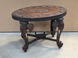 une petite table ornée d'un motif représentant un éléphant