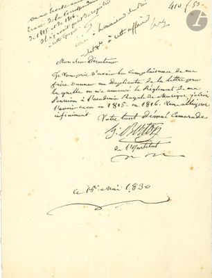 un vieux document comportant des annotations manuscrites, posé sur une table