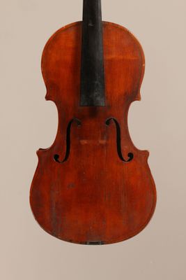 un vieux violon posé sur une surface blanche