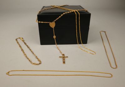 une boîte noire ornée d'une chaîne en or et d'une croix