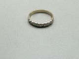 une bague en argent posée sur une table