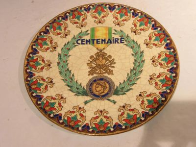une assiette décorative arborant l'emblème du centenaire