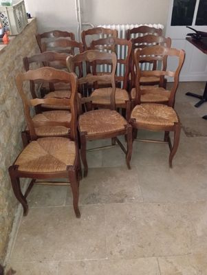a lot of chairs that are lined up in a room