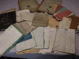 une pile de vieux livres posés sur une table
