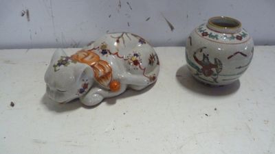 deux vases posés l'un à côté de l'autre sur une table