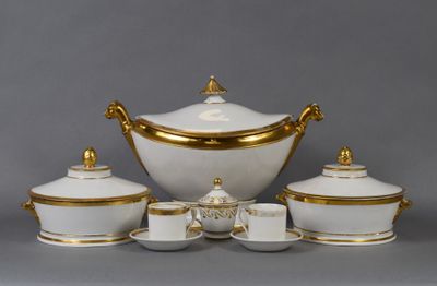 une image représentant un service à thé blanc et doré, composé de tasses et de soucoupes