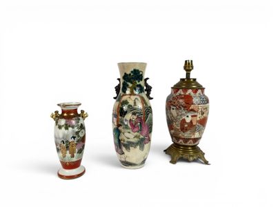 trois vases ornés de motifs asiatiques, disposés les uns à côté des autres