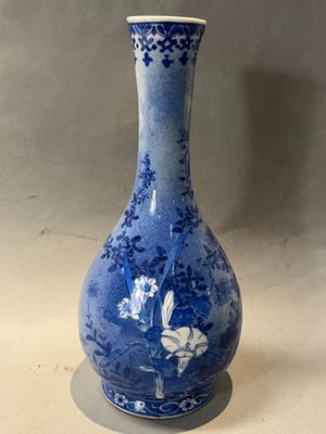 un vase bleu et blanc posé sur une table