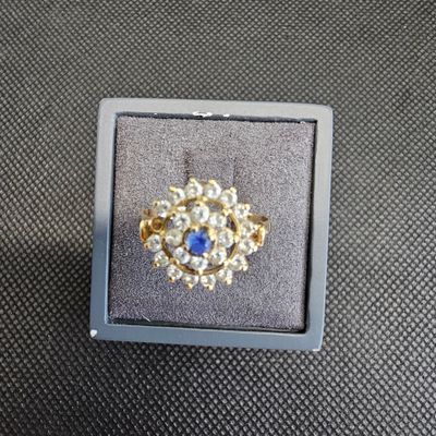 gros plan d'une bague dans une boîte sur une table