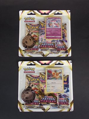 Deux cartes à collectionner Pokémon différentes sont représentées sur une surface noire.