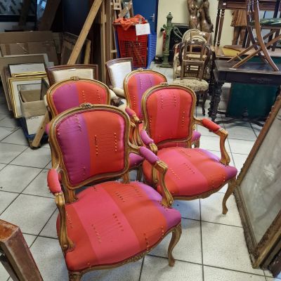two red chairs that are sitting in a room