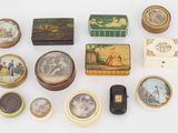 un grand nombre d'objets différents posés sur une table