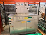 une machine posée sur une palette dans un entrepôt