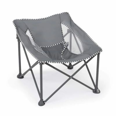 La chaise pliante est grise et est surmontée de deux coussins.
