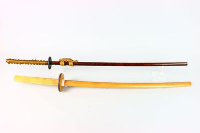 une paire de sabres japonais en bois sur fond blanc