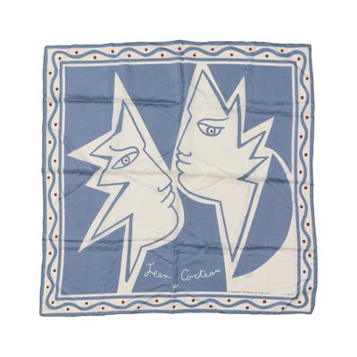 une image représentant une écharpe bleue et blanche sur laquelle figurent deux visages