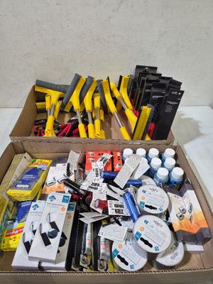 une boîte contenant un assortiment d'outils électriques posée sur une table